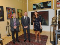 Первая леди Мехрибан Алиева побывала в выставочном зале "Berlin-Baku-Galeri" в Берлине и посольстве Азербайджана в Германии (ФОТО)